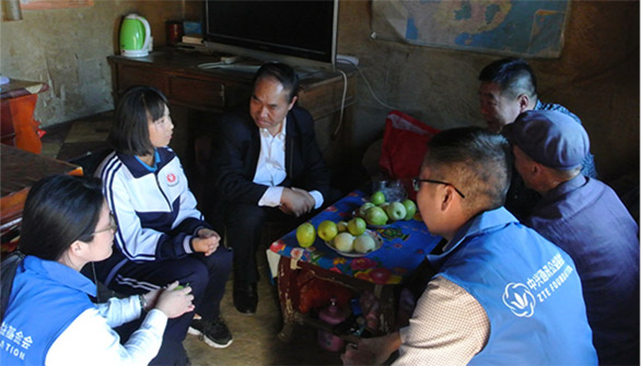 Initiating 'Xinghua Aid for Education' program